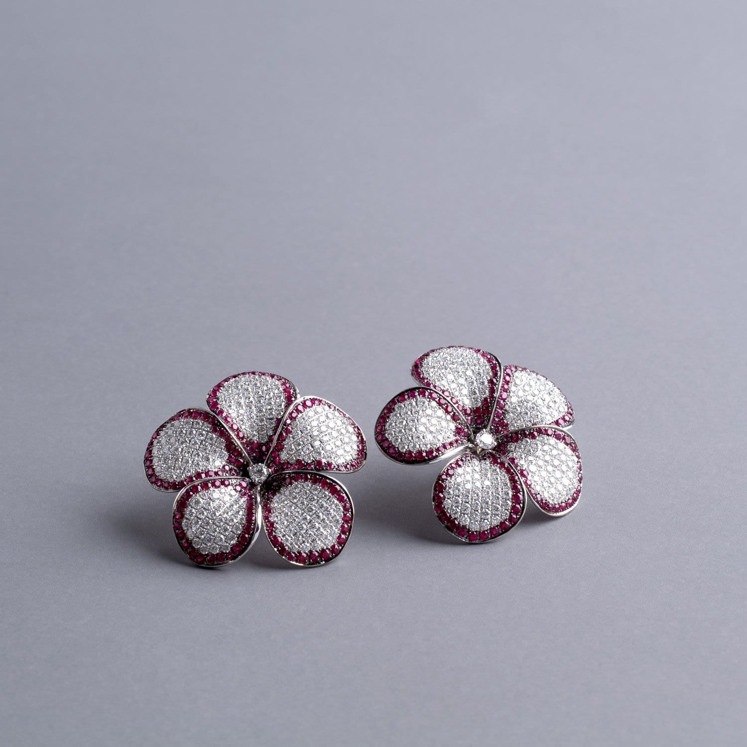 VINTAGE: Daisy White Earrings