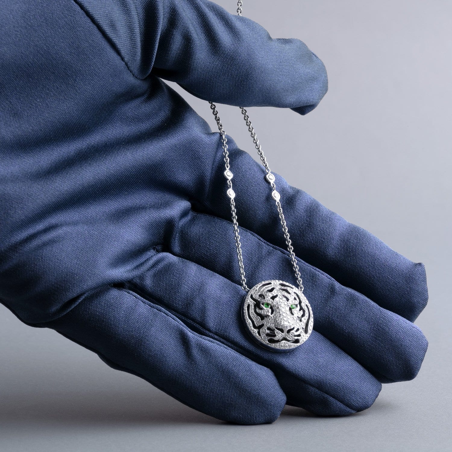 VINTAGE: Wild Life Tiger Circle Pendant